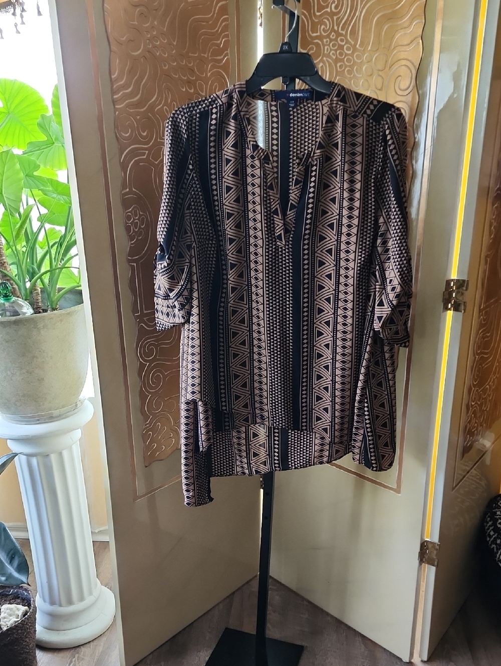 Denim 24/7 Black & Cream Geometric V-Neck Blouse